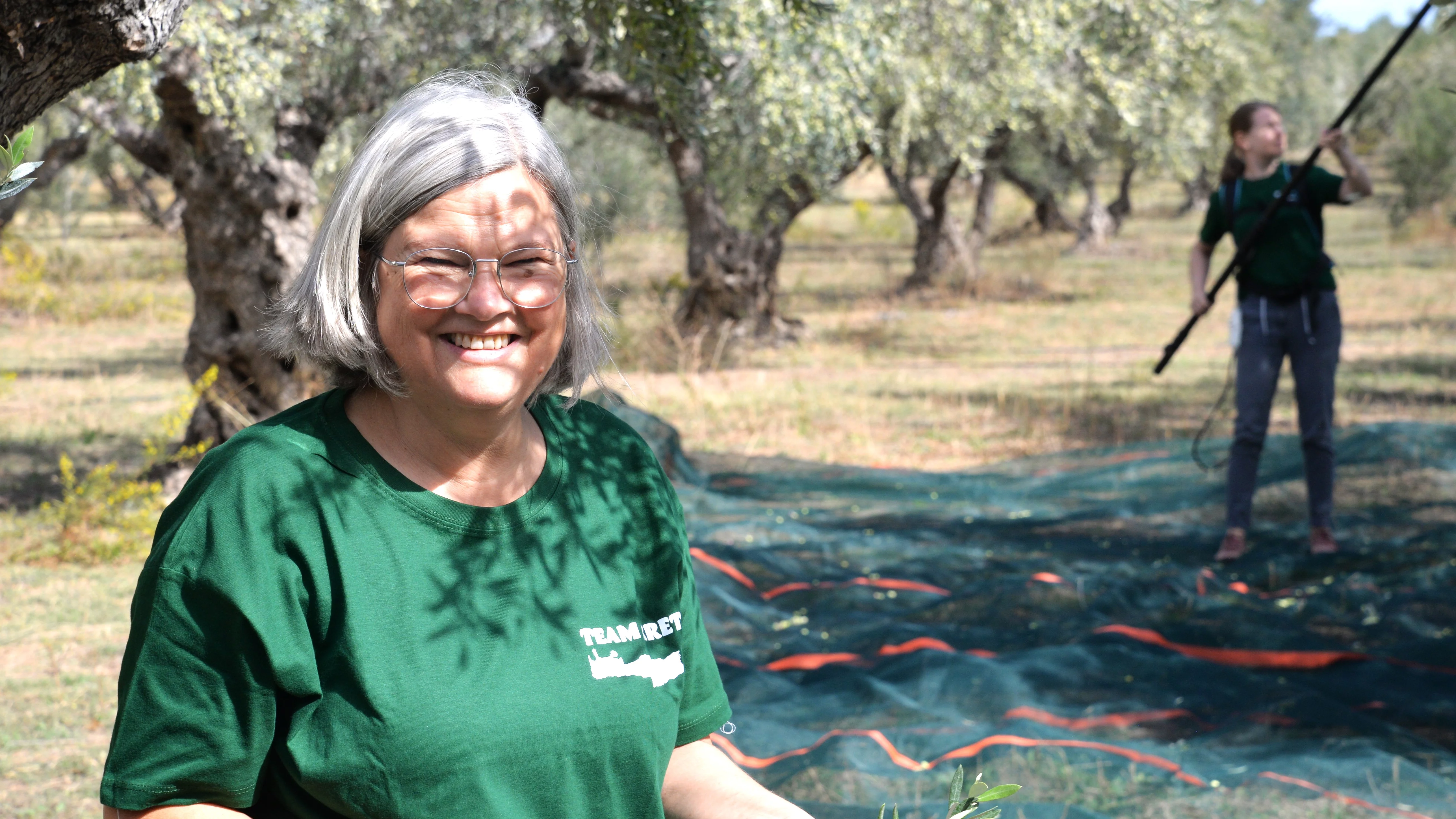 Rapunzel Mitarbeiterin helfen bei der Olivenernte auf Kreta – partnerschaftliche Zusammenarbeit für Bio-Olivenöl.