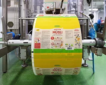 Große Rolle mit Verpackungsfolie an der Abpackanlage für Müslitüten.  