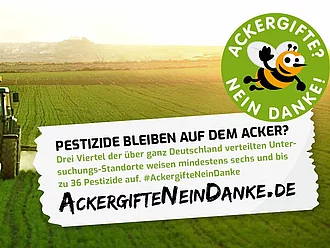 Traktor auf dem Feld, der Pestizide versprüht. Mit Text: Pestizide bleiben auf dem Acker?