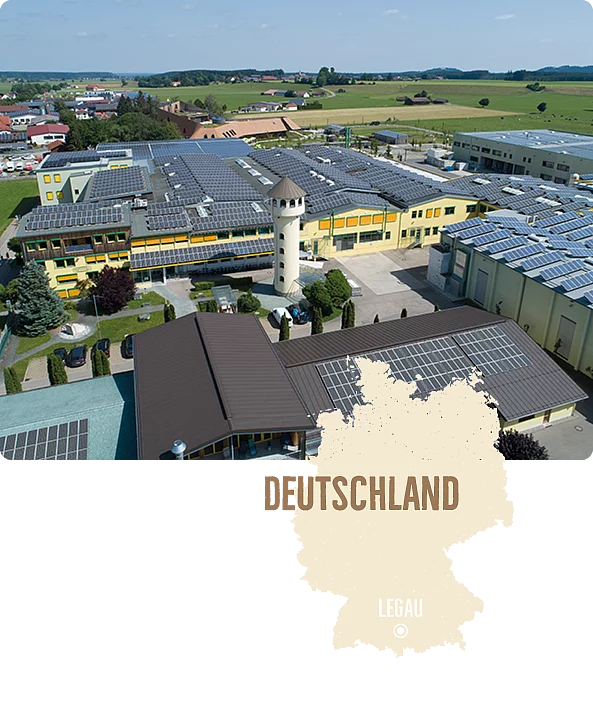 Luftaufnahme des Rapunzel Betriebsgeländes in Legau, im Vordergrund Landkarte Deutschland mit Marker auf Legau.