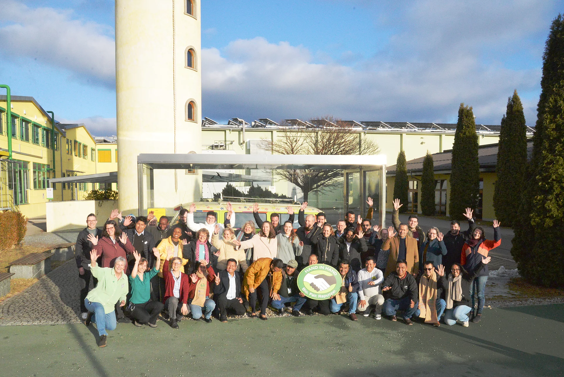 Internationale Anbaupartner bei Rapunzel vor Ort - vor dem Rapunzel Bulli im Headquarter