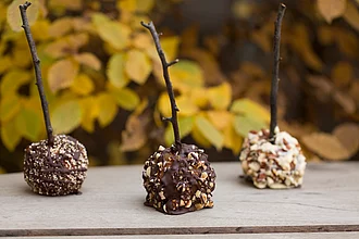 Karamell-Äpfel mit weißer Kuvertüre und Zartbitterkuvertüre.