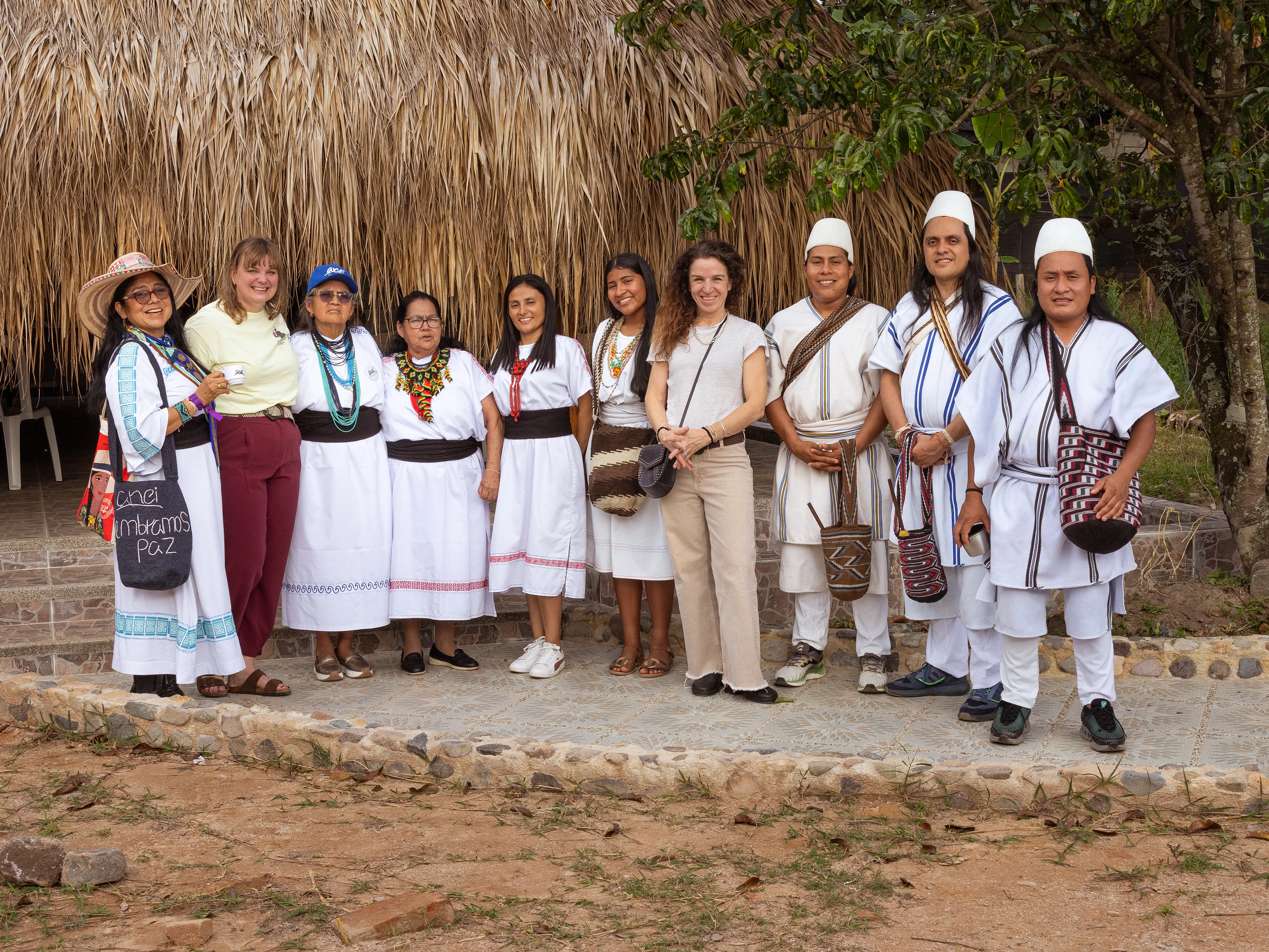 Zusammenarbeit auf Augenhöhe ist für Rapunzel entscheidend. Ein Gruppenfoto auf dem sowohl traditionelle Bauern als auch Mitarbeitende von Rapunzel zu sehen sind.