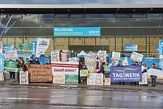 AbL Politischer Aschermittwoch in Passau Eine Menschenmenge vor einem Regierungsgebäude mit verschiedenen Schildern in der Hand.