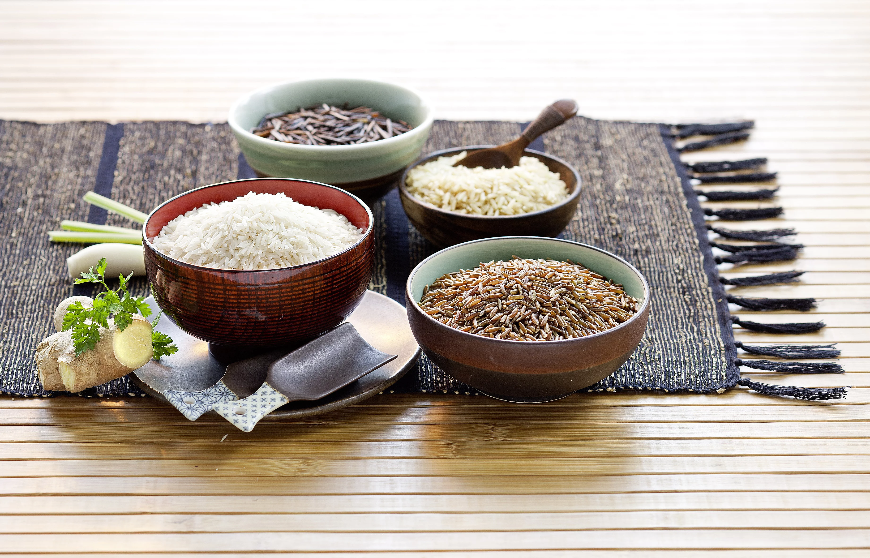 Verschiedene Reissorten wie Basmati, Wildreis in verschiedenen Schüsseln.
