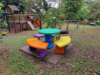 Ein bunter Kinderspielplatz im Grünen.