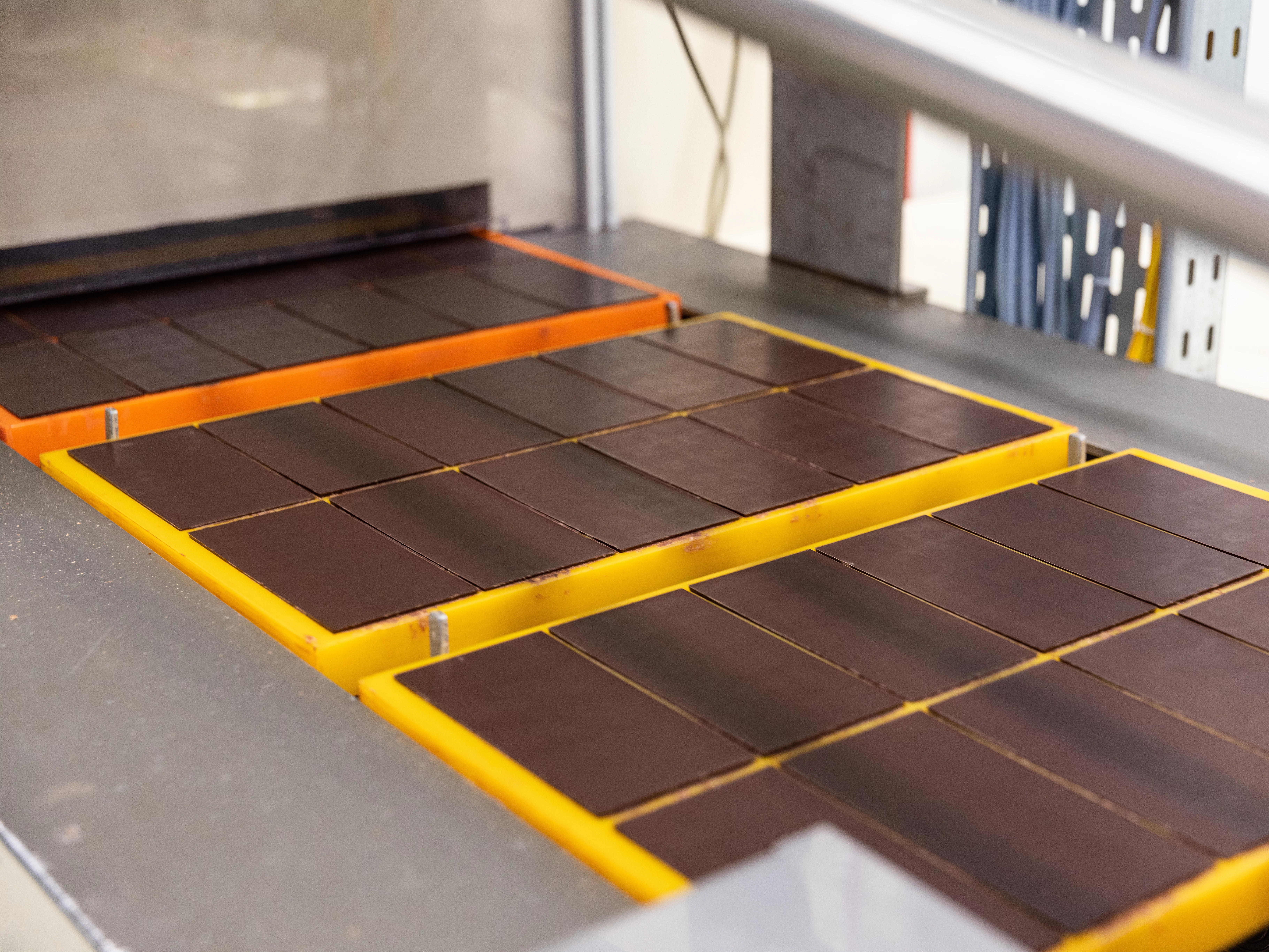 Erkaltete Schokoladenmasse in Form.