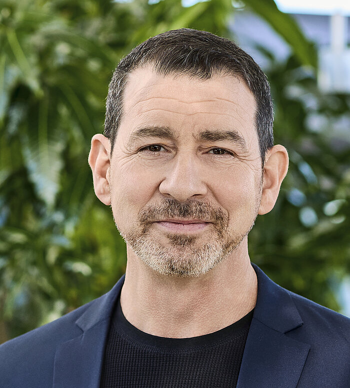 Mitarbeiter Rapunzel Presseteam vor Pflanzen.