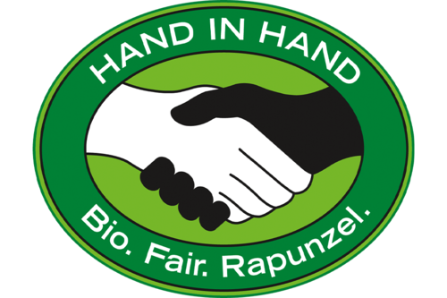 Abbildung des HAND IN HAND-Siegels. Auf dem Siegel steht: "HAND IN HAND - Bio. Fair. Rapunzel."