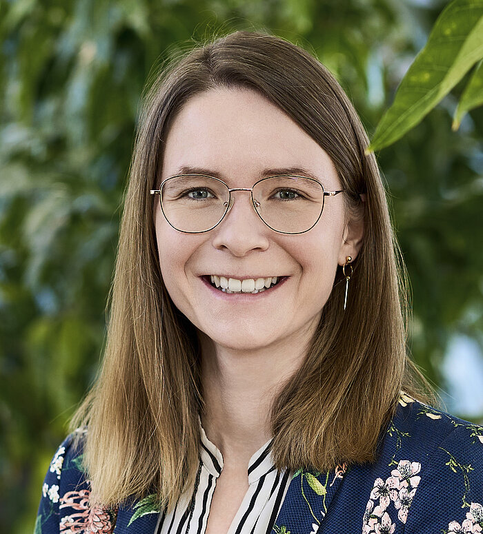 Mitarbeiterin Rapunzel Presseteam vor Pflanzen.