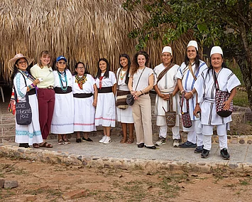 Ein Gruppenfoto auf dem sowohl traditionelle Bauern als auch Mitarbeitende von Rapunzel zu sehen sind.