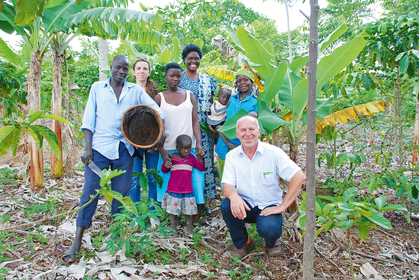 Seraphine und Joseph Wilhelm zu Besuch bei KCU. Gruppenfoto mit Seraphine und Joseph Wilhelm und einer Bauern-Familie der Kagera Cooperative Union.