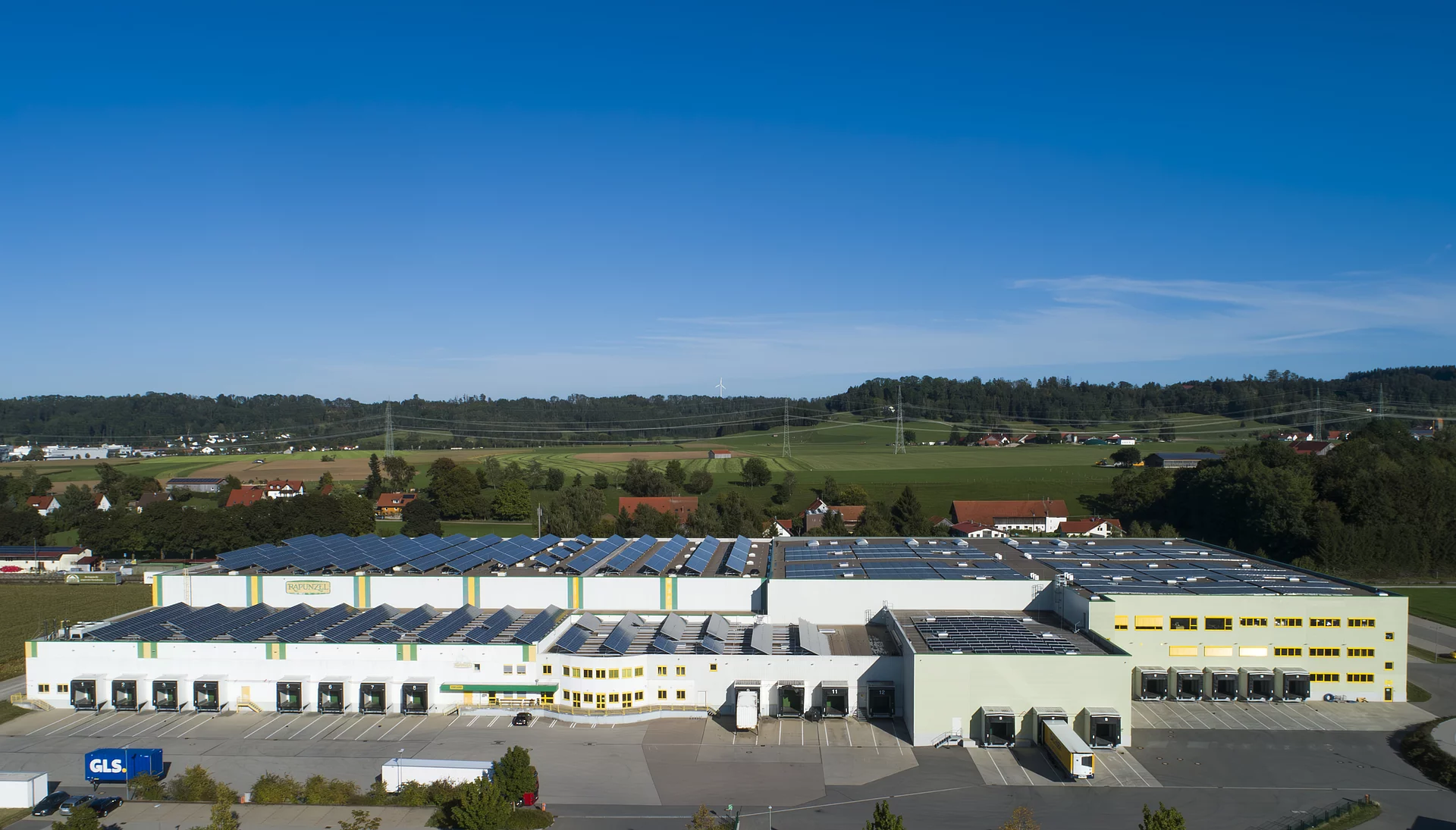 Logistikgebäude mit vielen Toren von Rapunzel Naturkost in Bad Grönenbach.