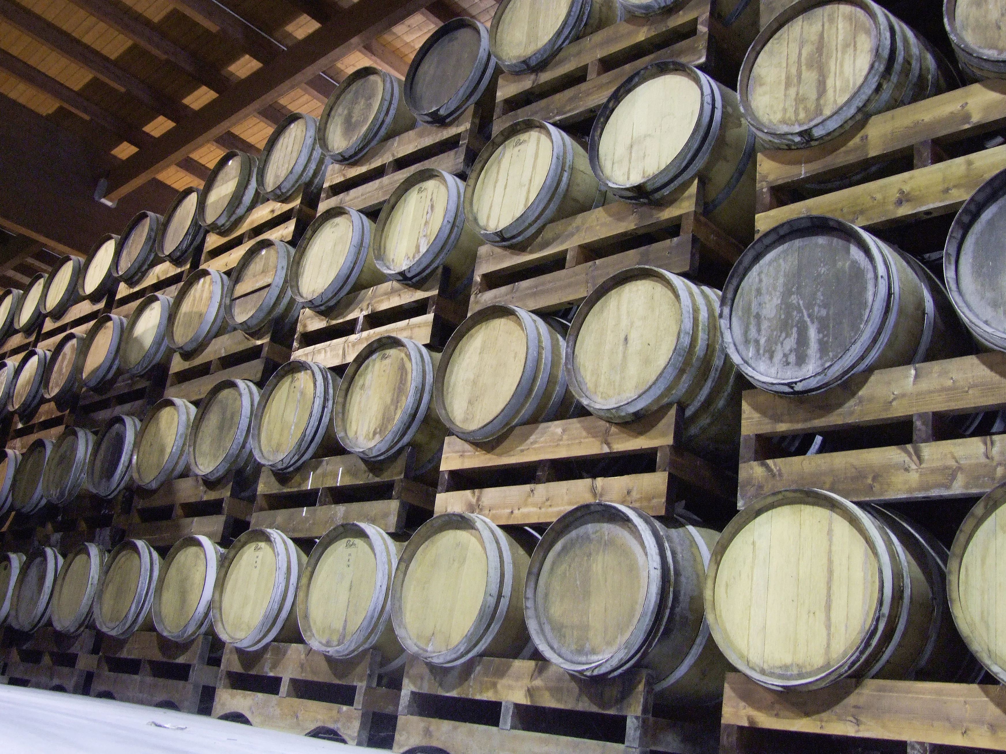 Holzfässer in einem Lagerraum von Acetum.
