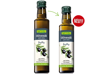 Zwei Olivenölflaschen die nebeneinander stehen in unterschiedlicher Größe.