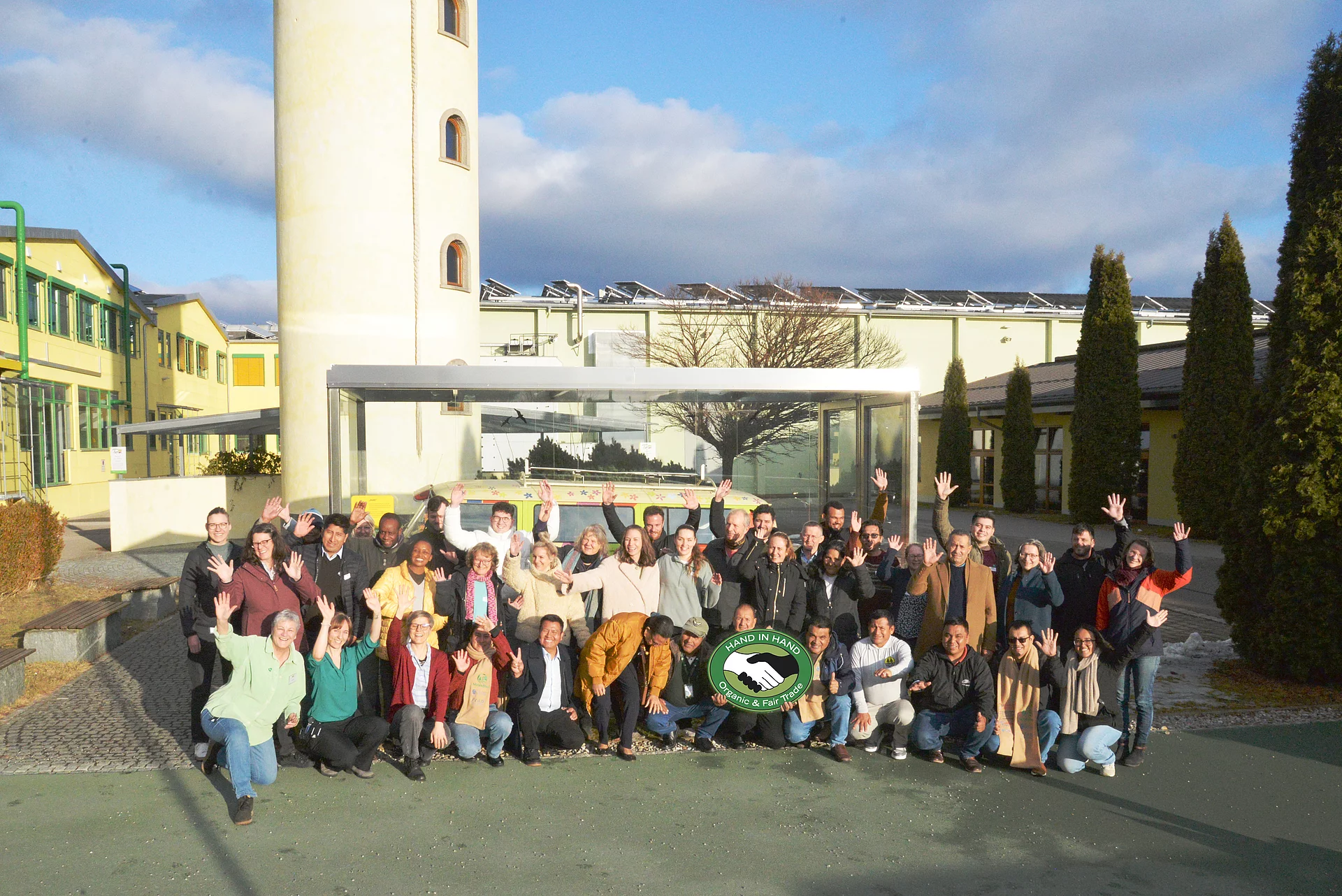 Internationale Anbaupartner bei Rapunzel vor Ort - vor dem Rapunzel Bulli im Headquarter.