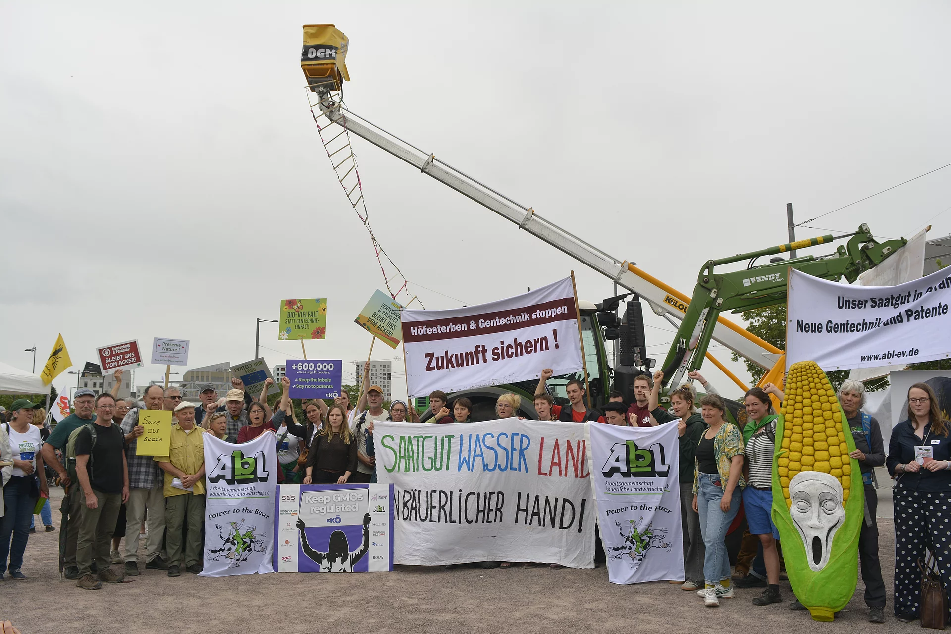 Kundgebung Strassburg zu NGTs Eine Gruppe von Aktivisten vor dem EU-Parlament in Strassburg