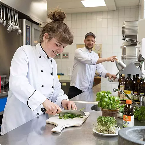Rapunzel bietet ein breites Sortiment an Zutaten und Rohstoffen für Gastronomie, Bäckereien und Konditoren sowie für Hersteller und Verarbeiter. Eine Köchin und ein Koch bereiten mit Rapunzel Produkten Essen zu.