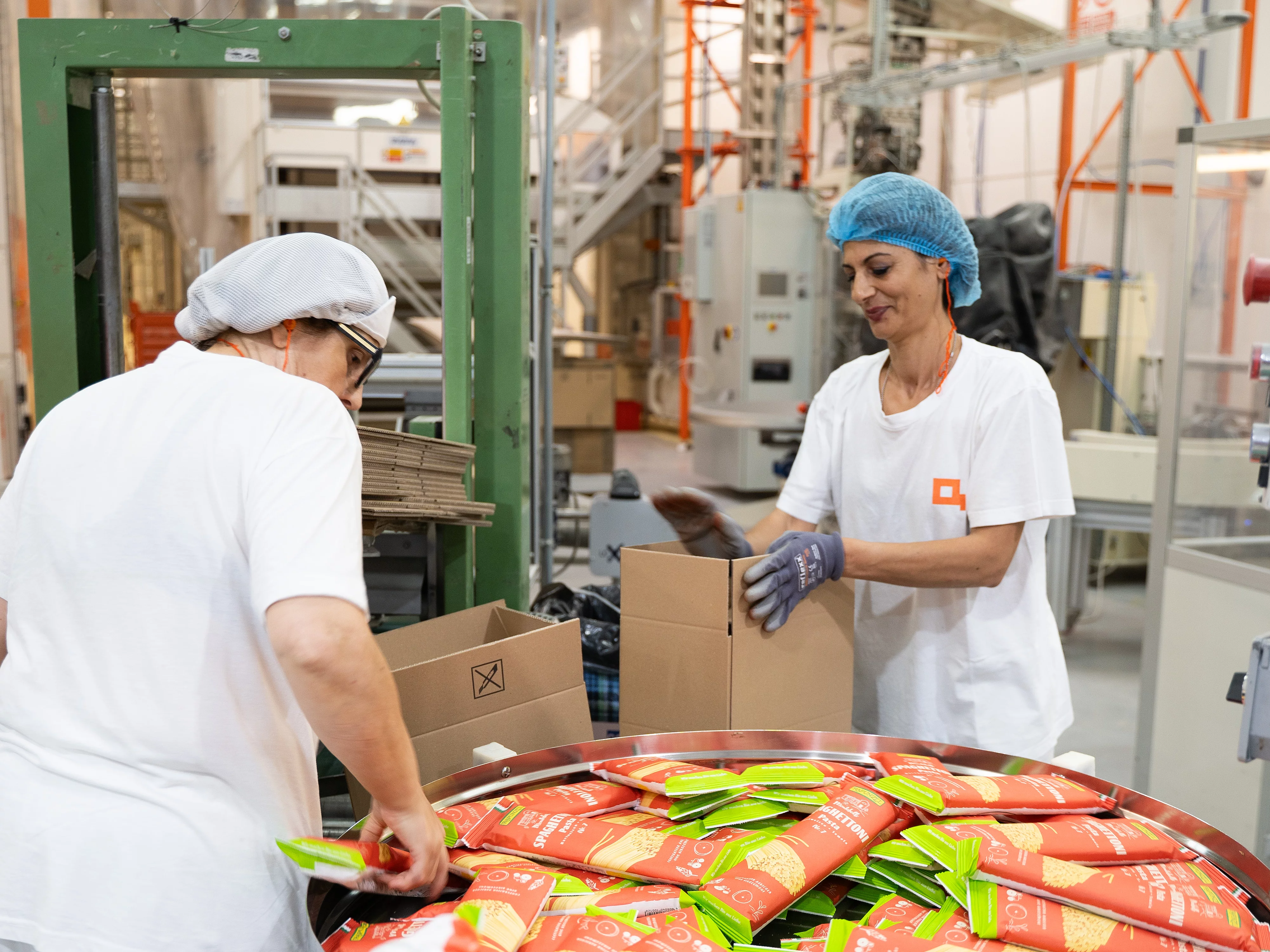 : Rapunzel Pasta in Papierverpackung. Das Pastificio verpackt die Rapunzel Pasta in Papierverpackungen.