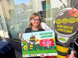 Frau hält Nachweis über 60.000 gesammelte Stimmen von Bürgern in den Händen, um sie stolz zu übergeben.