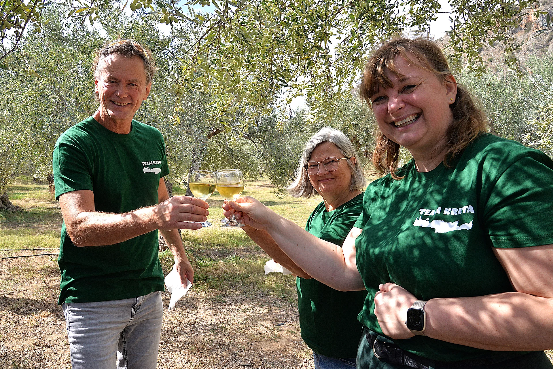 Rapunzel-Team bei der Olivenölproduktion auf Kreta. Das Rapunzel-Team begleitet die Olivenölproduktion auf Kreta – von der Ernte bis zur Abfüllung.