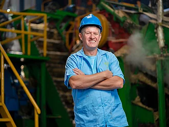 Ein Porträtbild von einem Vorarbeiter in den Verarbeitungsanlagen von Assukkar. 