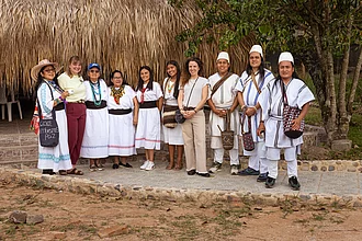 Rapunzel Geschäftsführerin Seraphine Wilhelm ist gemeinsam mit der Rapunzel Einkäuferin Sandra zu Besuch bei HAND IN HAND-Partner Anei. Zu sehen ist ein Gruppenbild des Besuchs. 