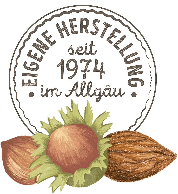 Eigene Herstellung seit 1974. Gestaltungselement der Nussmusetiketten „eigene Herstellung“ mit darunterliegenden illustrierten Nüssen.