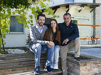 Die nächste Generation: Giovanni Battista Girolomoni, Maria Girolomoni, Samuele Girolomoni vom Pastificio Gino Girolomoni. Die Geschwister Giovanni Battista Girolomoni, Maria Girolomoni, Samuele Girolomoni vom Pastificio Gino Girolomoni nebeneinander vor dem Firmengebäude