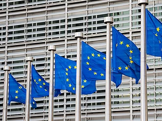 Sechs EU-Flaggen vor dem europäischen Gerichtshof 