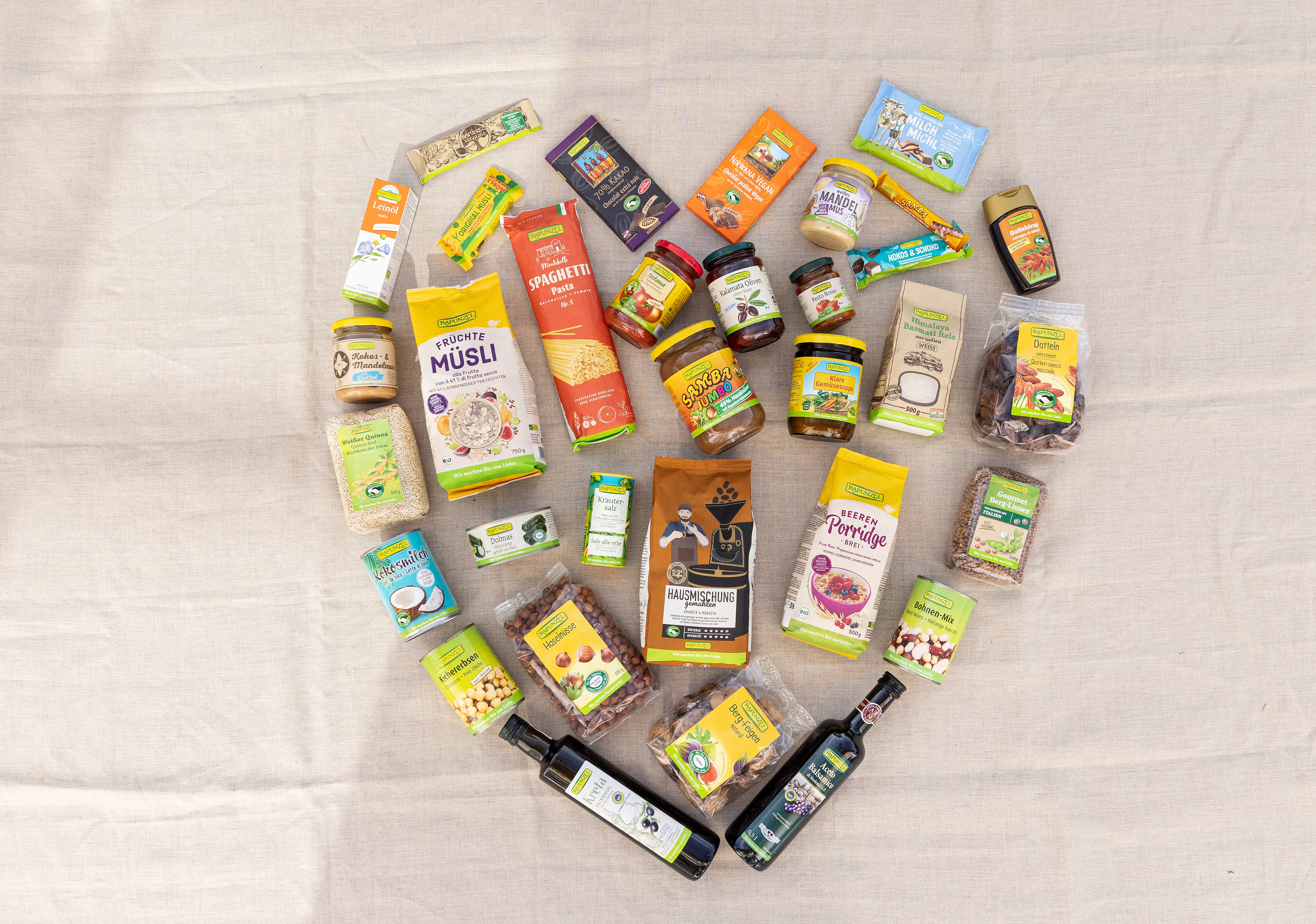 Auswahl an verschiedenen Rapunzel Produkten in Herzform ausgelegt.