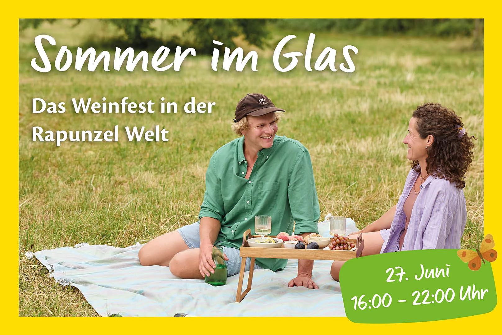 Ein Mann und eine Frau sitzen auf einer Decke auf einer Wiese und lachen sich an. Vor ihnen steht ein Tablett mit zwei gefüllten Gläsern, Trauben und Schalen mit weiteren Snacks. Auf dem Bild steht geschrieben Sommer im Glas Das Weinfest in der Rapunzel Welt am 27 Juni von 16:00 - bis 22:00 Uhr.
