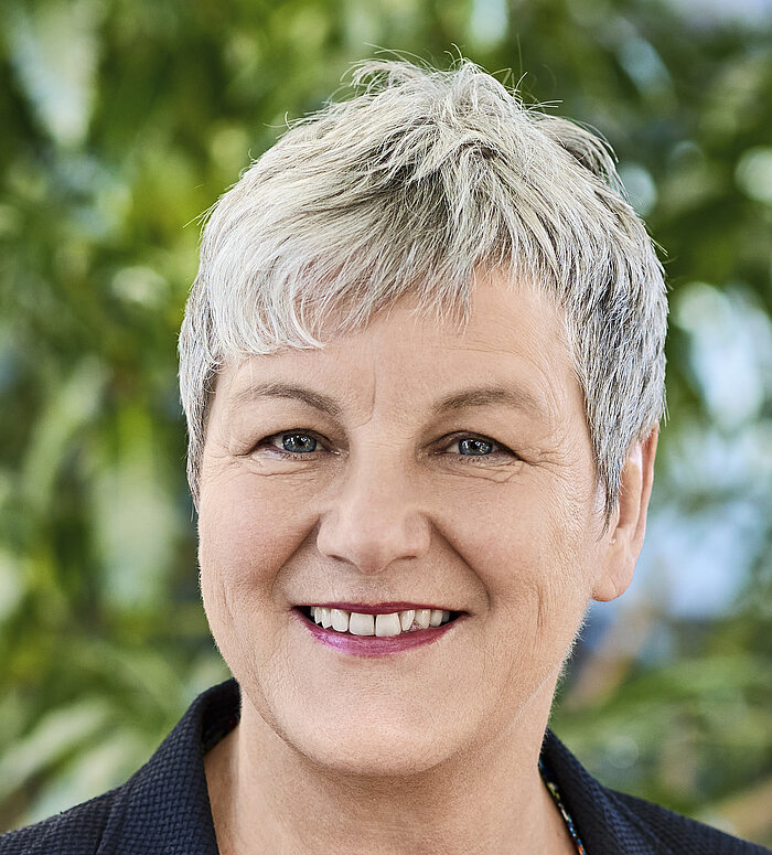 Mitarbeiterin Rapunzel Presseteam vor Pflanzen.