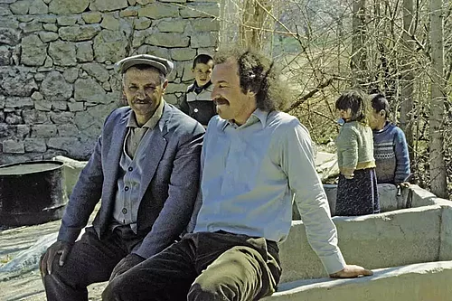 Joseph Wilhelm bei seinem ersten Besuch in der Türkei neben einem einheimischen Bauer.