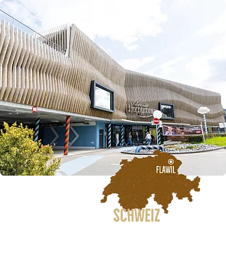 Außergewöhnliches braunes Gebäude, das Chocolarium des Schokoladenherstellers Maestrani in der Schweiz.