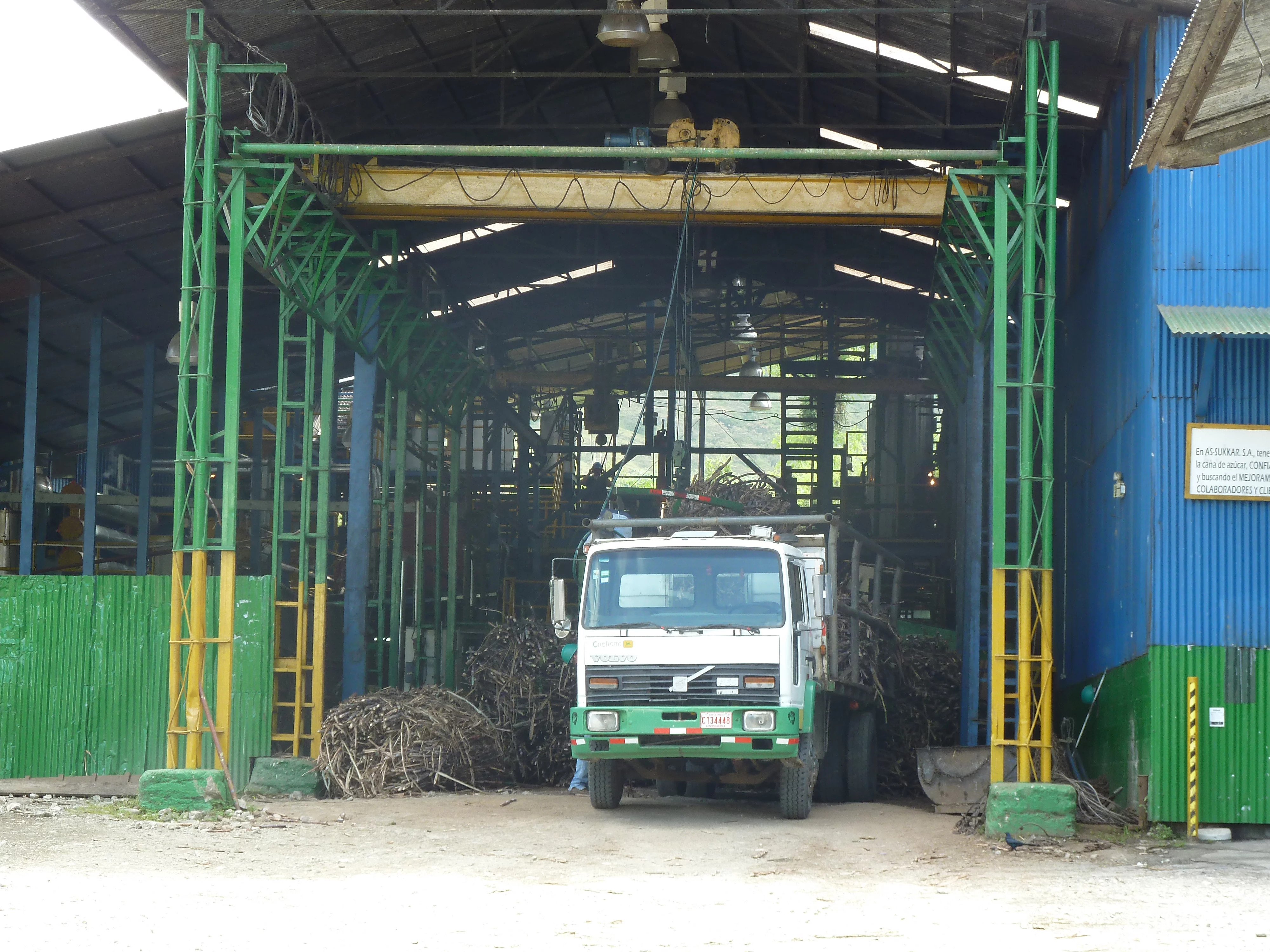 Ein Lkw bei der Anlieferung von Zuckerrohr in den Verarbeitungsbetrieb.