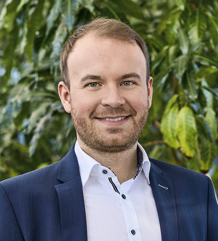 Mitarbeiter Rapunzel Presseteam vor Pflanzen.