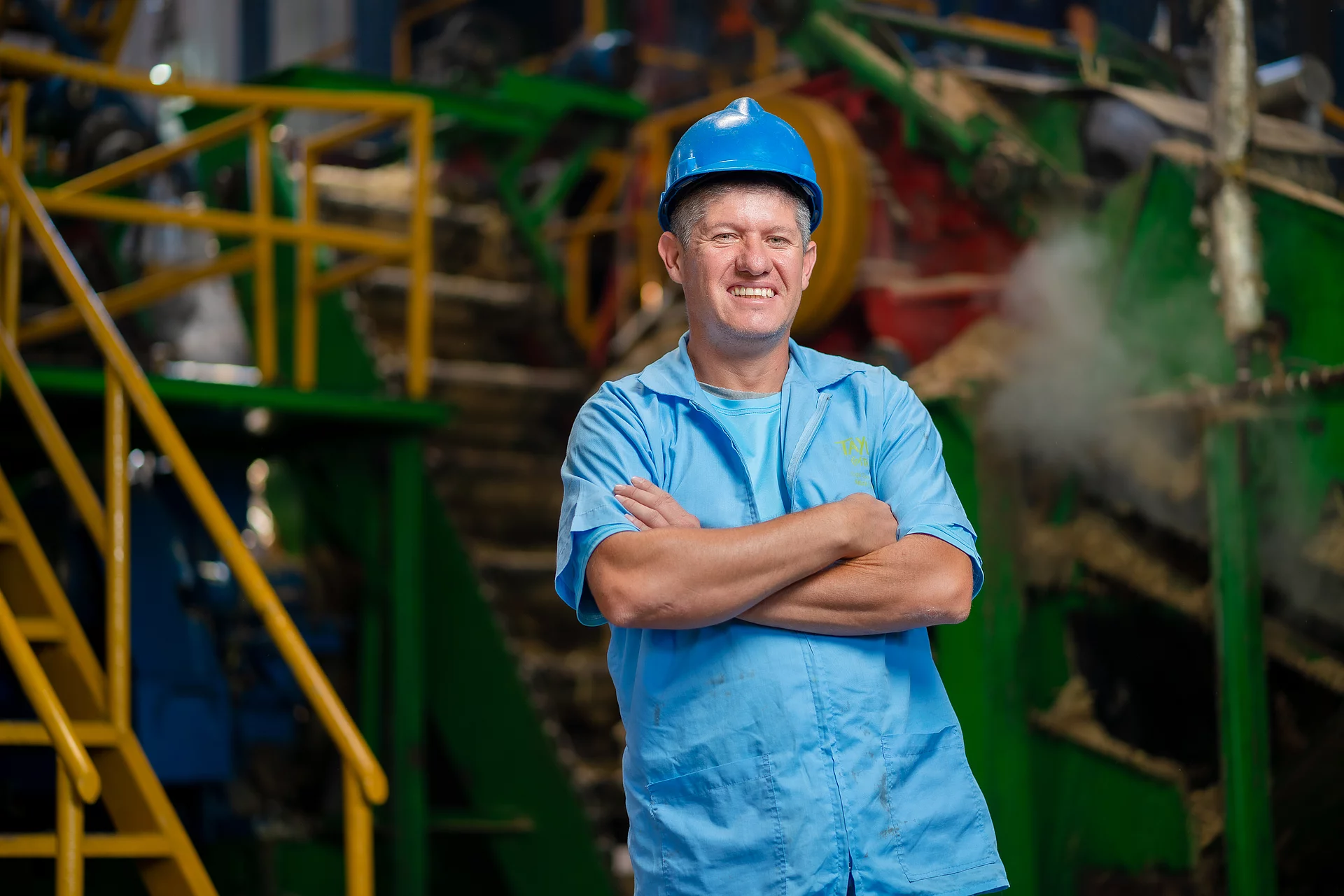 Alejandro ist Aufseher in der Zuckerrohr-Mühle. Ein Porträtbild von einem Vorarbeiter in den Verarbeitungsanlagen von Assukkar.