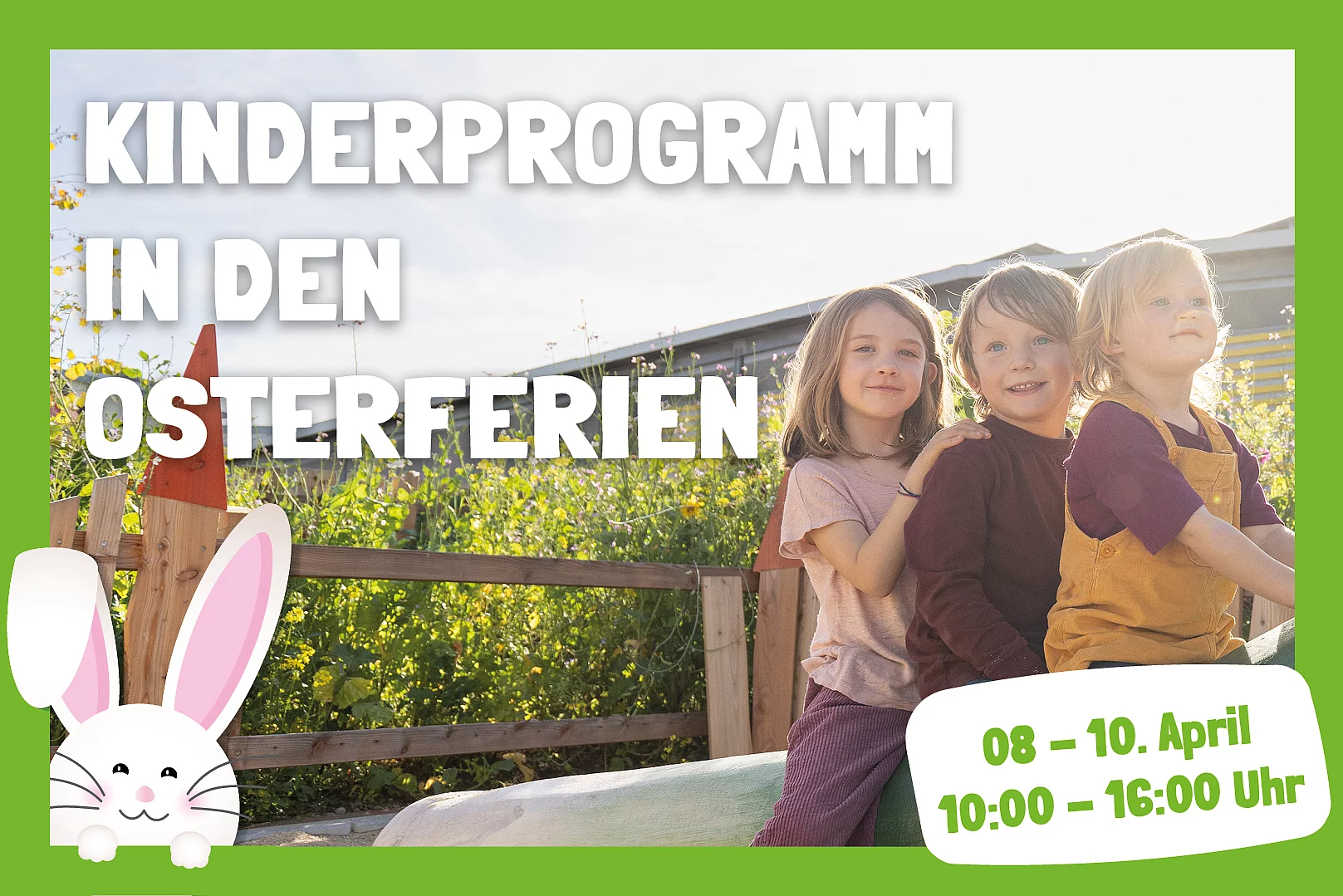 Drei Kinder sitzen auf einem Holzpferd und lachen in die Kamera. Im Hintergrund sind Wildblumen zu sehen. 