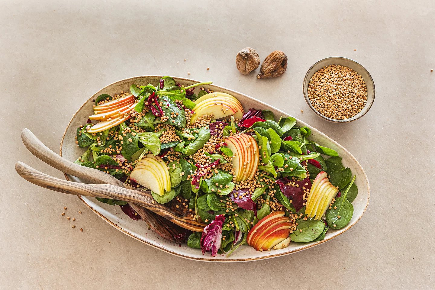 Feldsalat mit Apfel und geröstetem Buchweizen. Feldsalat mit Apfel, Roter Bete, Feigen und geröstetem Buchweizen in einer Schüssel.