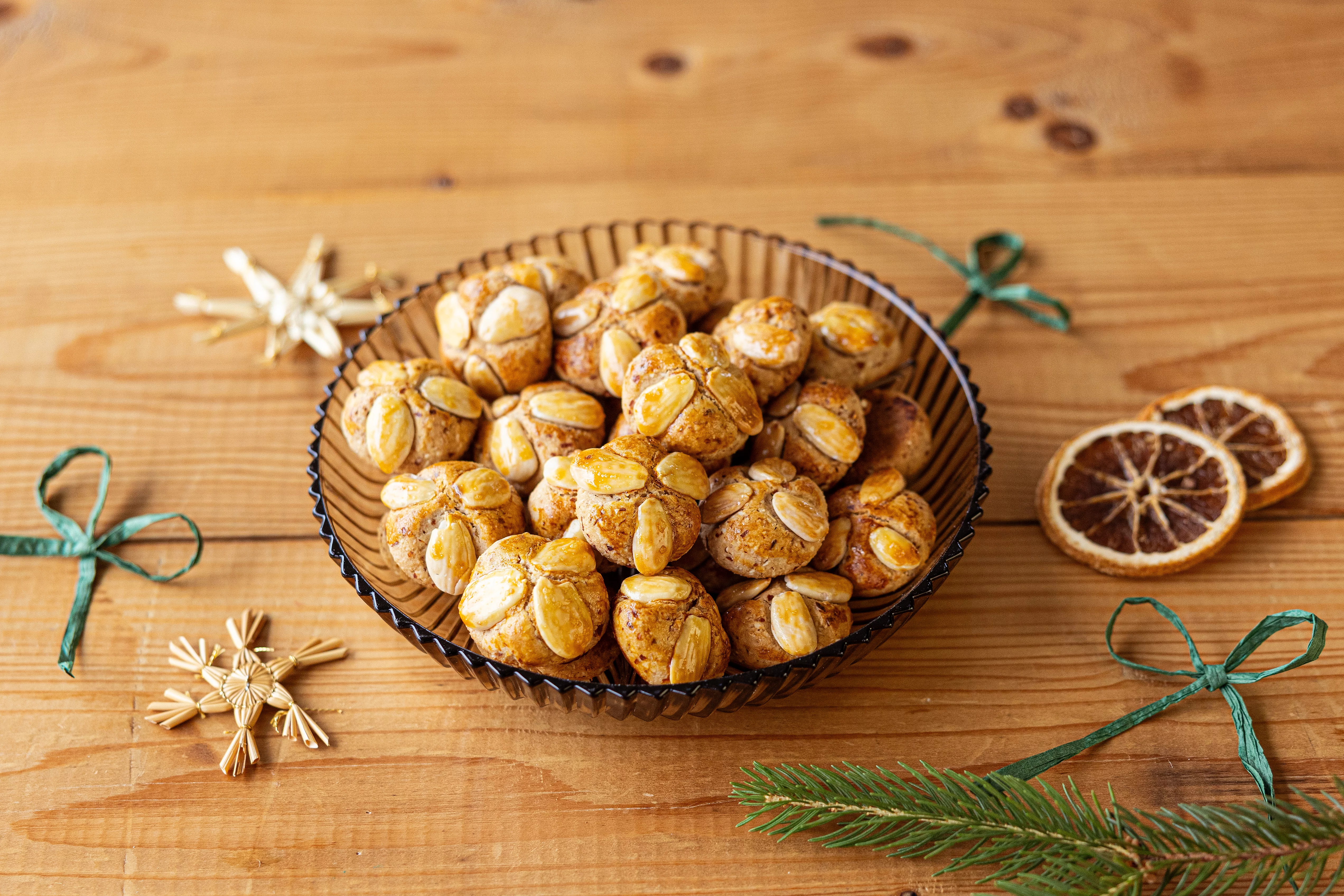 Frankfurter Bethmännchen mit Honigmarzipan, Mandeln und Erdmandeln für die Weihnachtsbäckerei, weihnachtlich dekoriert mit Orangenschalen und Strohsternen. Rezeptklassiker für die Weihnachtsbäckerei. 