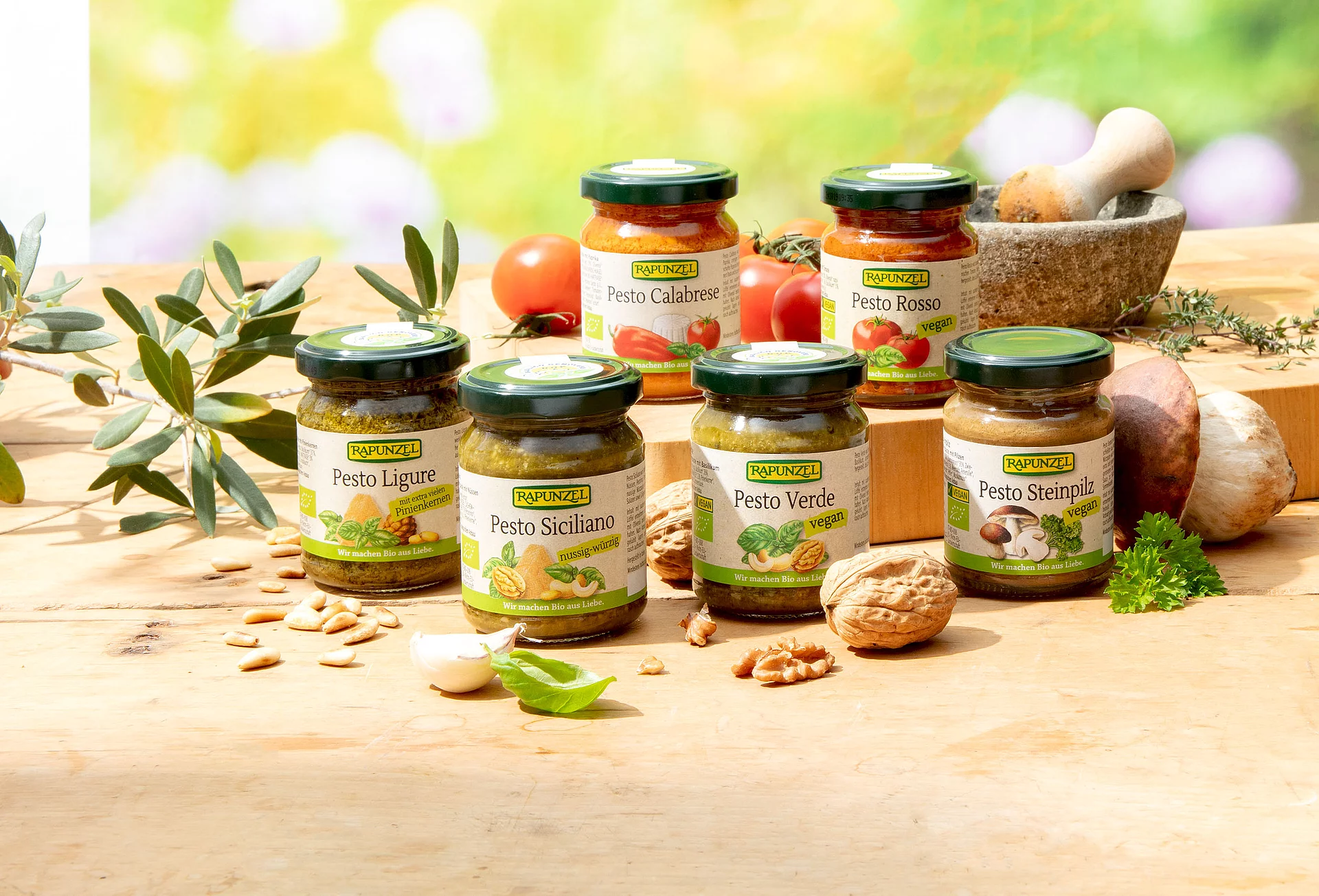 Große Auswahl an verschiedenen Pestos von Rapunzel. Verschiedene Pestos von Rapunzel nebeneinander stehend.