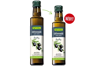 Zwei Olivenölflaschen die nebeneinander stehen in unterschiedlicher Größe.