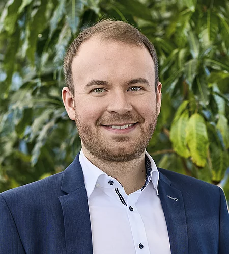 Mitarbeiter Rapunzel Presseteam vor Pflanzen.