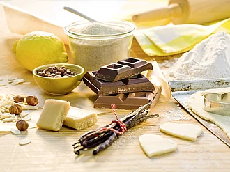 Alles, was man zum Backen braucht: Kuvertüre, Vanille Nüsse, Mandeln und andere Backzutaten.