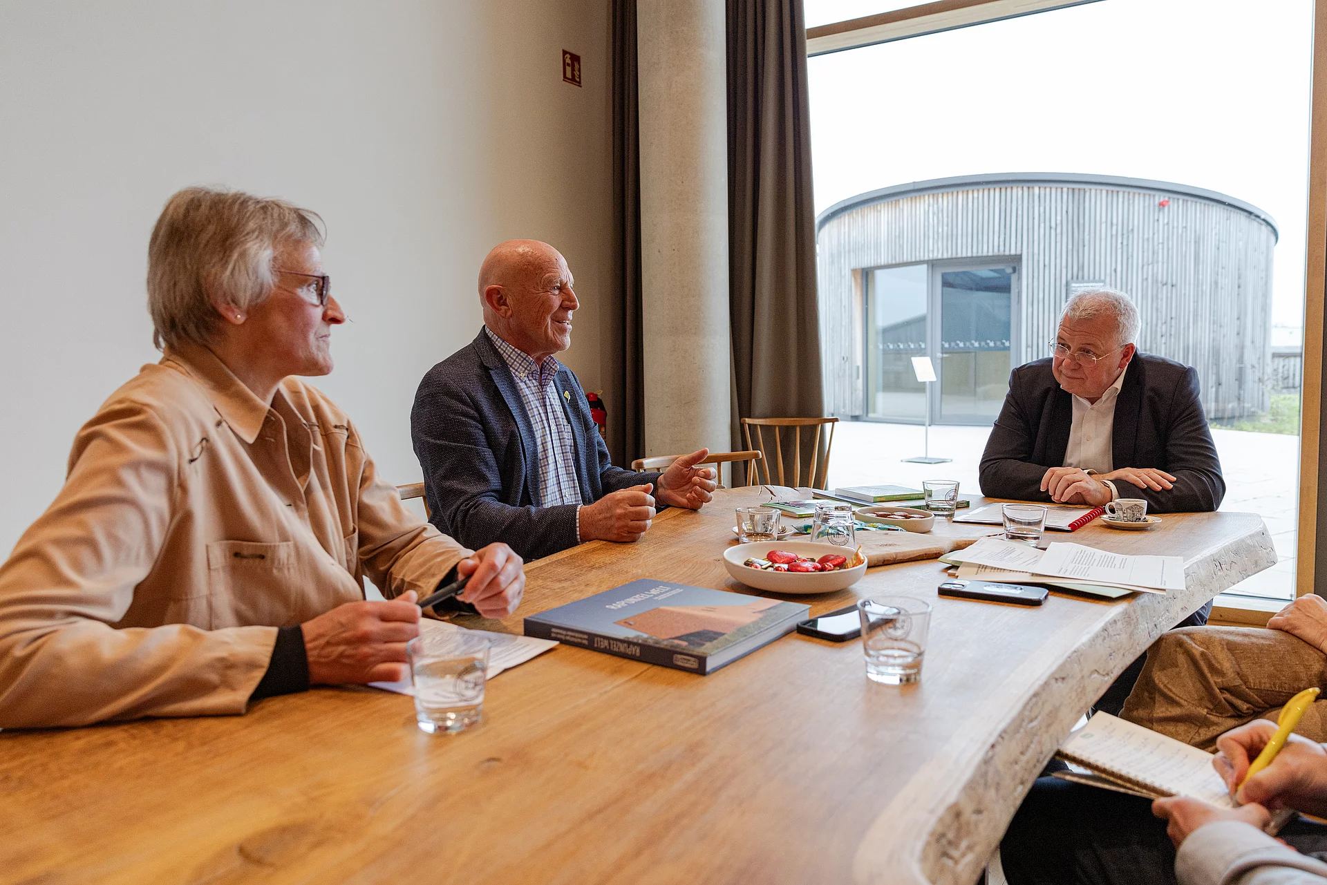 Im direkten Austausch mit MdEP Markus Ferber: Elisabeth Waizenegger, Joseph Wilhelm und Eva Heusinger stehen für Transparenz am Markt und deshalb für eine Kennzeichnungspflicht von NGT.