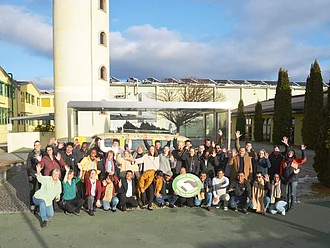 Rapunzel HAND IN HAND-Partner auf Lieferantentag im Feb 2026 Internationale Anbaupartner bei Rapunzel vor Ort - vor dem Rapunzel Bulli im Headquarter