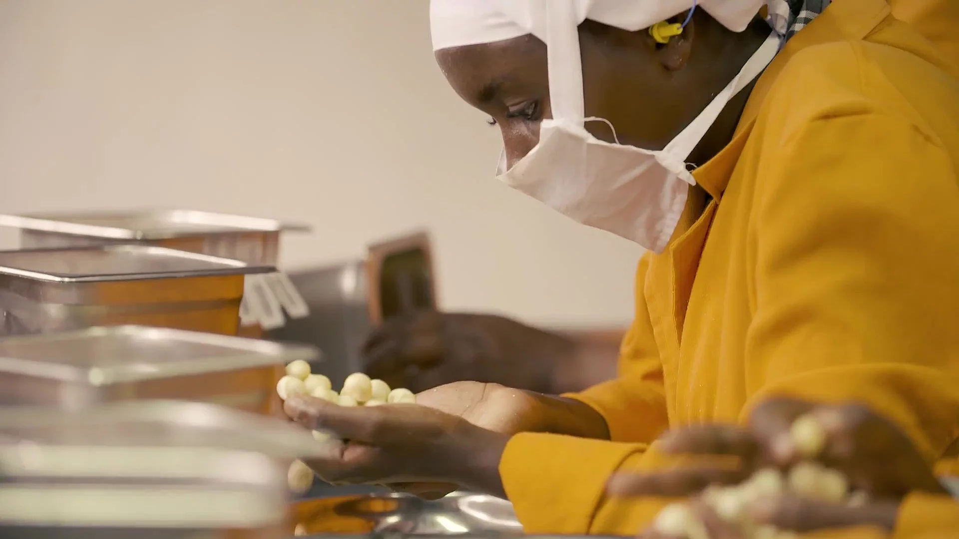 Bei Limbua ist der gesamte Prozess digital erfasst - vom Sortieren und Knacken der Nüsse bis zur Verpackung und Export. Eine Mitarbeiterin bei der Qualitätskontrolle von Macadamia-Nüssen.