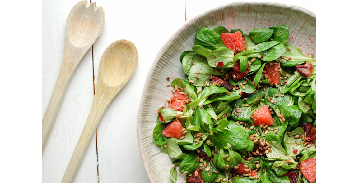 Feldsalat mit Grapefruit und gerösteten Kernen