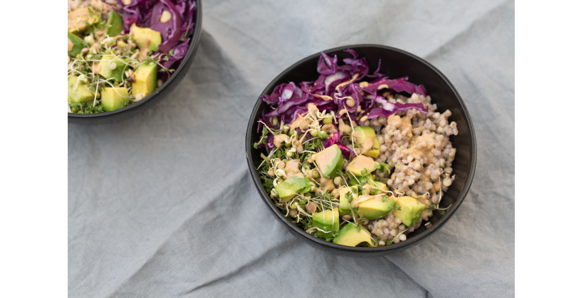 Buchweizen-Buddha-Bowl mit Avocado, Sprossen und Tahin-Dressing